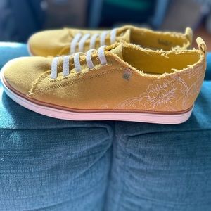 NEW SOUL NATURALIZER (size 8) Yellow Athletic Shoes (NEW)